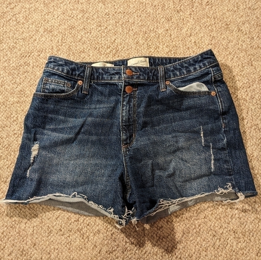 UNIVERSAL Thread, size 8 raw hem shorts
